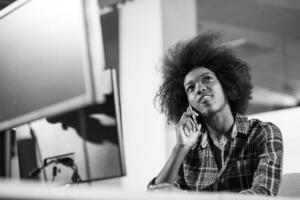 portrait d'une jeune femme afro-américaine réussie dans un bureau moderne photo