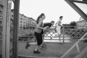 jeune couple faisant du jogging sur le pont de la ville photo