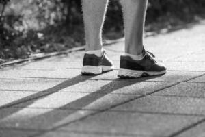 femme faisant du jogging le matin ensoleillé photo