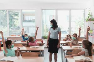 préscolaire éducation. élèves à école jouer intéressant Jeux avec le prof pour le objectif de éducation photo