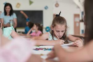 peu les filles séance dans élémentaire école dessin sur papier avec leur copains tandis que séance dans une moderne salle de cours photo