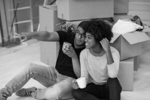 couple afro-américain se relaxant dans une nouvelle maison photo