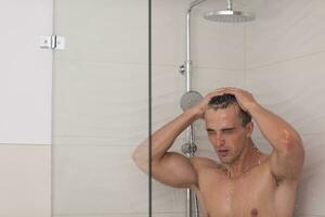 homme prenant une douche dans le bain photo