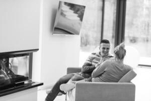 jeune couple devant la cheminée photo