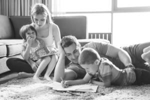 jeune couple passe du temps avec des enfants photo