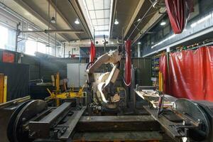 Le bras mécanique du robot de soudage automatique travaille dans l'usine moderne de pièces automobiles. photo