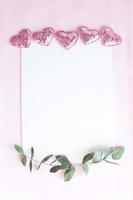 blanc sur rose avec coeurs roses, eucalyptus. pose à plat de papier blanc, photo
