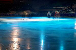 tandis qu'un spectacle de patinage sur glace photo