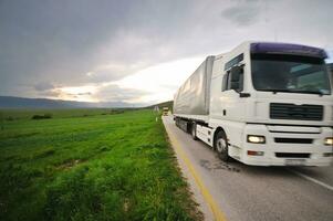 camion sur la route photo