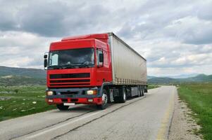 camion sur la route photo