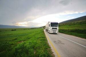 camion sur la route photo