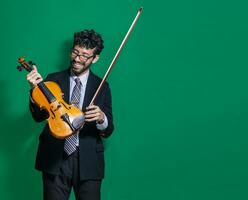 souriant violoniste homme à la recherche à caméra et en portant le sien violon, violoniste homme concept sur isolé arrière-plan, portrait de une souriant violoniste homme isolé photo