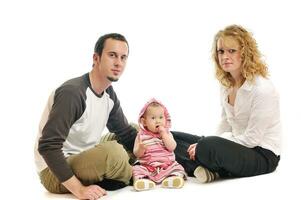 jeune famille heureuse ensemble en studio photo