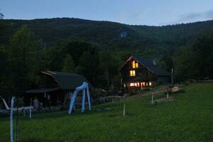 maison de campagne en bois dans la nuit photo