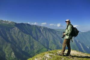 photographe de nature avec appareil photo numérique