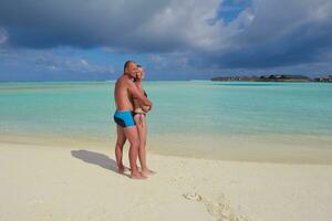 heureux jeune couple en vacances d'été s'amuser et se détendre à la plage photo