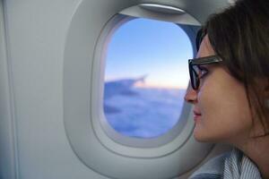 femme en voyage en avion photo