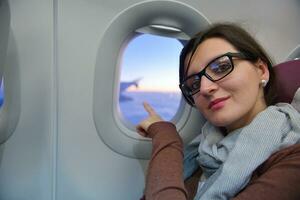 femme en voyage en avion photo