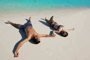 couple asiatique profitant de l'été sur la plage photo