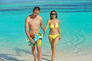 heureux jeune couple profitant de l'été sur la plage photo