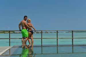 heureux jeune couple en vacances d'été s'amuser et se détendre photo