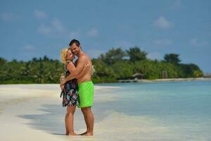 heureux jeune couple en vacances d'été s'amuser et se détendre photo