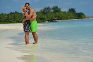 heureux jeune couple en vacances d'été s'amuser et se détendre photo