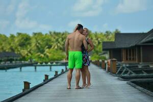 heureux jeune couple en vacances d'été s'amuser et se détendre à la plage photo