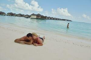 heureux jeune couple en vacances d'été s'amuser et se détendre à la plage photo