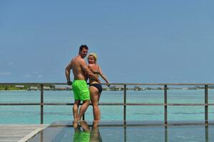 heureux jeune couple en vacances d'été s'amuser et se détendre à la plage photo