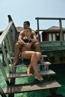 heureux jeune couple en vacances d'été s'amuser et se détendre à la plage photo