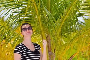 beau gril sur la plage s'amuser photo