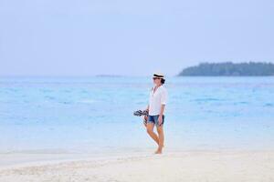 beau gril sur la plage s'amuser photo