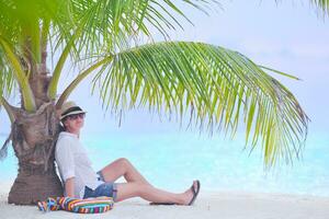 beau gril sur la plage s'amuser photo