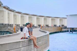 heureux jeune couple s'amuser sur la plage photo