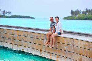 heureux jeune couple s'amuser sur la plage photo