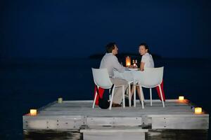 couple romantique dîner en plein air photo