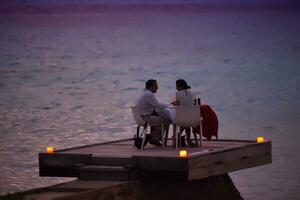 couple romantique dîner en plein air photo