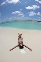 heureux jeune couple s'amuser sur la plage photo