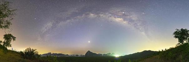 voie lactée sur samed nang nee, province de phang nga, thaïlande photo