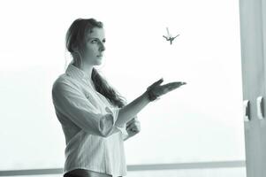 Jeune femme lancement Accueil clés dans air photo