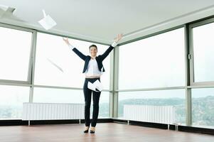 jeune femme d'affaires jette des papiers dans l'air photo