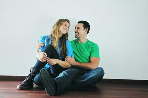 couple heureux dans un appartement vide photo