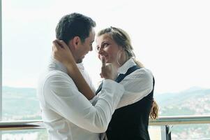 couple heureux romantique sur balcon photo