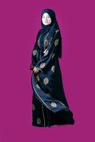 femme musulmane avec hijab en robe moderne photo