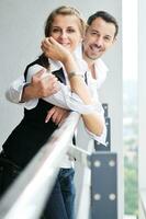 couple heureux romantique sur balcon photo