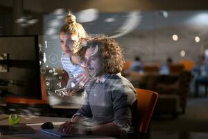 jeunes créateurs au bureau de nuit photo