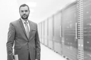 jeune homme d'affaires dans la salle des serveurs photo