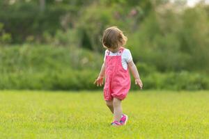 petite fille passe du temps dans le jardin photo