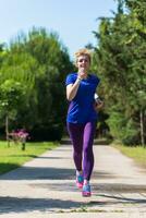 jeune coureuse s'entraînant pour le marathon photo